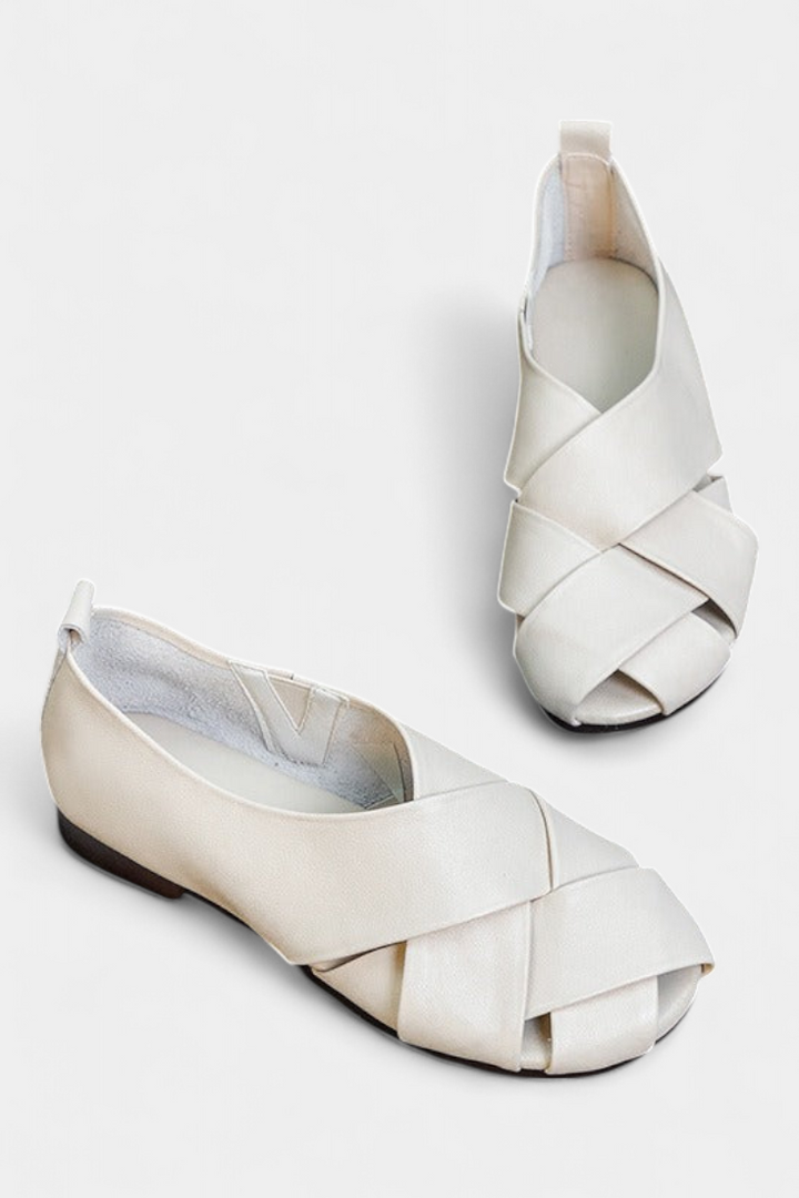 Nayra Zapatos Planos Abiertos de Cuero Negro con Detalle Cruzado