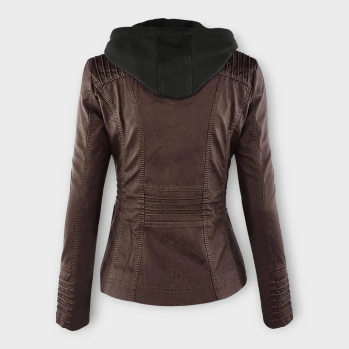 Chaqueta de cuero moderna con capucha y línea atemporal