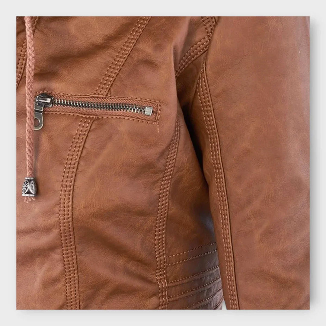 Chaqueta de cuero moderna con capucha y línea atemporal
