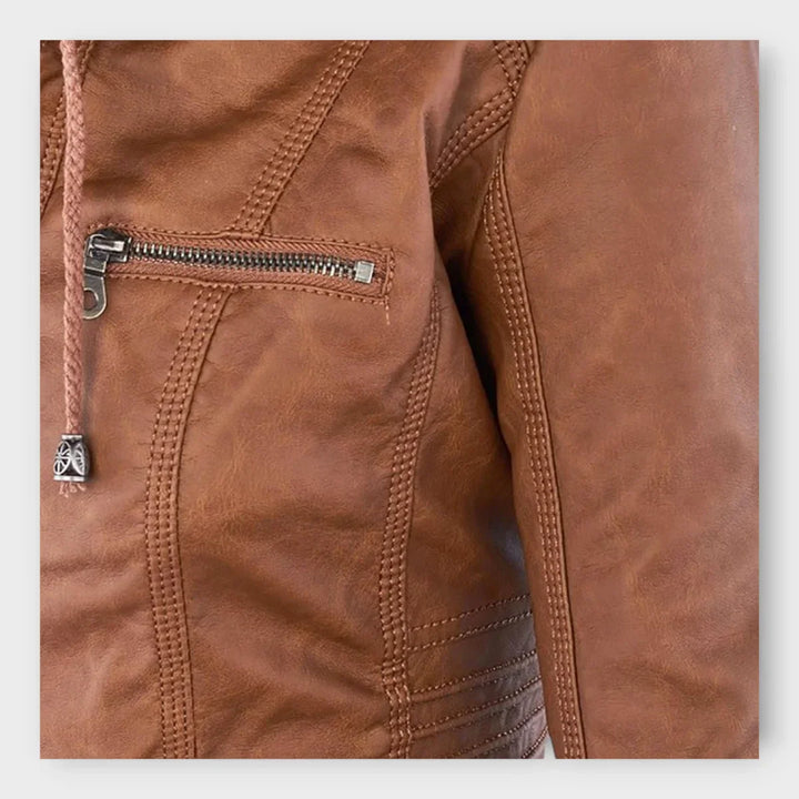 Chaqueta de cuero moderna con capucha y línea atemporal