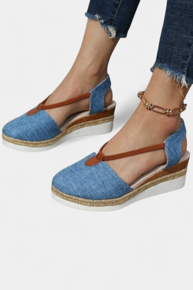 Eunate Sandalias Cerradas con Cuña de Efecto Yute y Detalle Natural