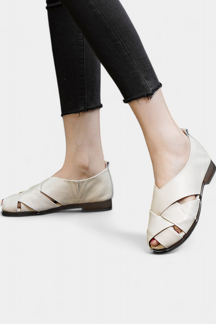 Nayra Zapatos Planos Abiertos de Cuero Negro con Detalle Cruzado